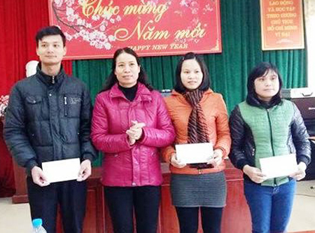 Chị Trần Thị Hoan - Chủ tịch Công đoàn Viên chức tỉnh (thứ hai, bên trái) trao quà cho các đoàn viên công đoàn có hoàn cảnh khó khăn.
